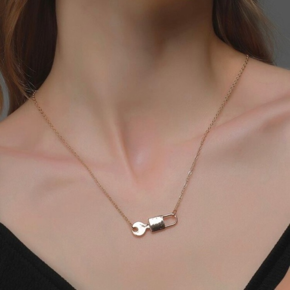 3/$30 💛 Lock and Key Necklace